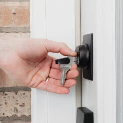 KeySmart Mini Key Holder 6 KeySmart Mini Key Holder -Multifunctional Tool Store KS015BLK KeySmart Mini in Use